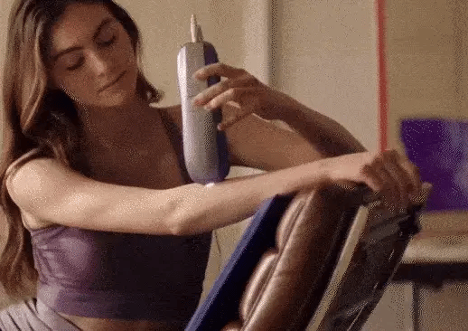 A luz atravessa a superfície da pele e é absorvida pela melanina no folículo piloso.